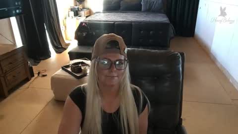 Snapshot of honeybuhnny chatting on March 13, 12:50 am honeybuhnny online show from March 13, 12:50 am