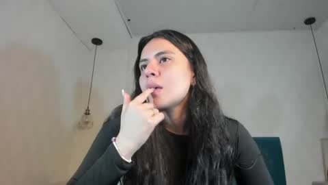 Snapshot of honeybuu_ chatting on June 16, 3:47 pm Emily online show from June 16, 3:47 pm