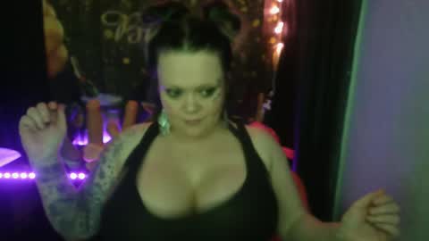 Snapshot of honeychambers chatting on April 2, 10:51 pm honeychambers online show from April 2, 10:51 pm