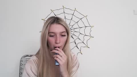 honeyveil online show from October 23, 12:15 pm