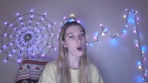 honeyveil online show from December 3, 9:02 pm