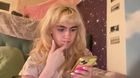 Emi Rose online show from December 15, 7:13 am