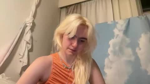 Snapshot of honeyxlimbed chatting on June 6, 2:16 am Emi Rose online show from June 6, 2:16 am