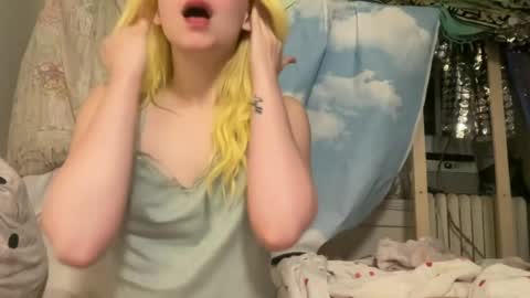 Snapshot of honeyxlimbed chatting on June 22, 5:37 am Emi Rose online show from June 22, 5:37 am