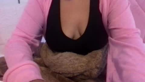 Snapshot of honeyy_89 chatting on May 6, 4:45 pm honeyyy89 online show from May 6, 4:45 pm
