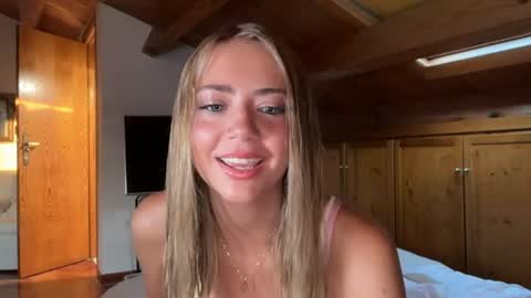 Snapshot of honeyyy95 chatting on June 18, 5:08 am Honey online show from June 18, 5:08 am