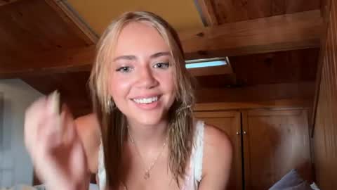 Snapshot of honeyyy95 chatting on July 2, 5:24 am Honey online show from July 2, 5:24 am
