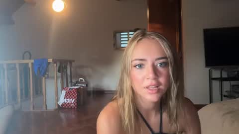 Snapshot of honeyyy95 chatting on July 17, 5:14 am Honey online show from July 17, 5:14 am