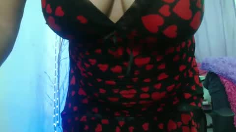 Snapshot of horny_mommy17 chatting on October 10, 10:42 pm armina online show from October 10, 10:42 pm
