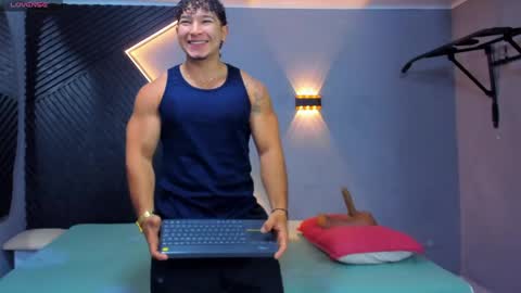 horny_nick18 online show from May 9, 11:26 am