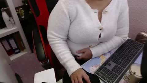 Snapshot of horny_sofia chatting on December 5, 7:28 am Soso online show from December 5, 7:28 am