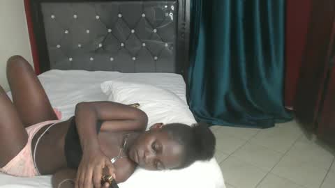 Snapshot of hornybella4 chatting on January 18, 1:41 am Bella online show from January 18, 1:41 am