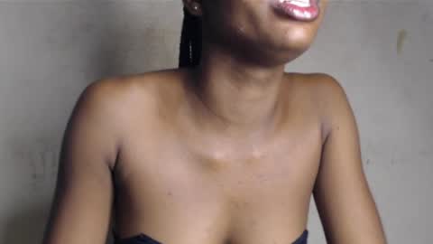 Snapshot of hornyslut_xx chatting on May 7, 9:25 am Bella online show from May 7, 9:25 am