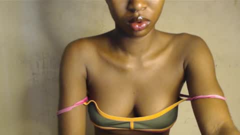 Snapshot of hornyslut_xx chatting on May 20, 7:03 am Bella online show from May 20, 7:03 am