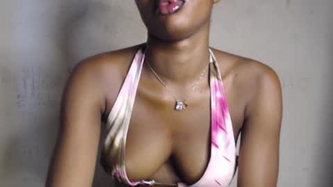 Snapshot of hornyslut_xx chatting on June 2, 8:27 am Bella online show from June 2, 8:27 am