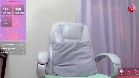 Snapshot of hot_beauty__ chatting on January 25, 11:55 am VALENTINA online show from January 25, 11:55 am