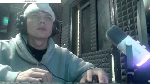 Hot boy 2002 online show from December 18, 10:02 pm