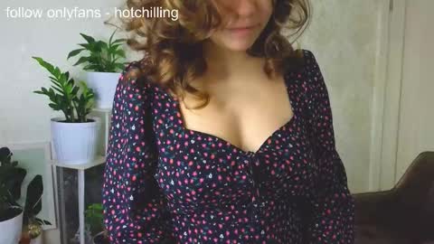 Snapshot of hot_chill__ chatting on November 14, 1:43 pm LiluCaroline online show from November 14, 1:43 pm