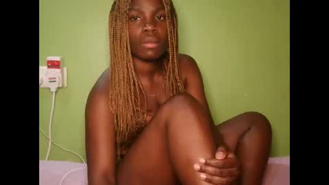 Snapshot of hot_latifah chatting on October 19, 10:10 pm hot_latifah online show from October 19, 10:10 pm