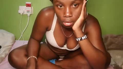 Snapshot of hot_latifah chatting on November 6, 1:17 am hot_latifah online show from November 6, 1:17 am