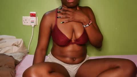 Snapshot of hot_latifah chatting on November 9, 12:20 am hot_latifah online show from November 9, 12:20 am