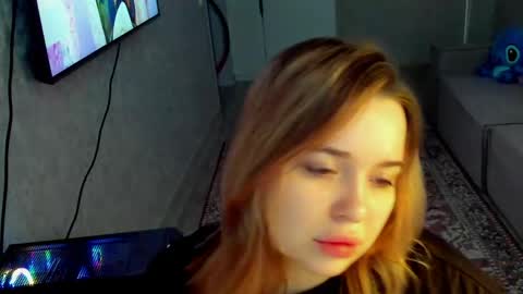 Snapshot of hot_moon_666 chatting on April 27, 5:27 am Moon online show from April 27, 5:27 am
