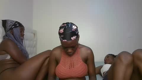 Snapshot of hot_petite1 chatting on November 10, 1:37 am Hot petite online show from November 10, 1:37 am