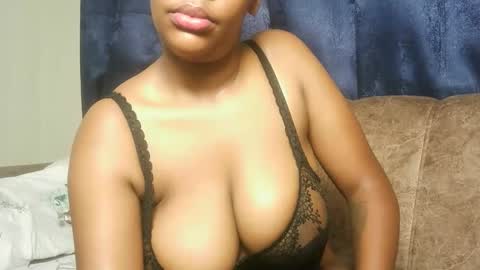 Snapshot of hot_sexxxy_bitch chatting on May 25, 1:11 am Amanda online show from May 25, 1:11 am