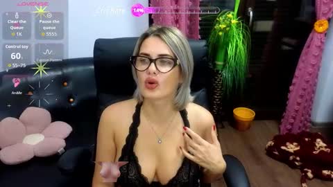 Snapshot of hotanalorena69 chatting on November 1, 6:15 am Lisa online show from November 1, 6:15 am