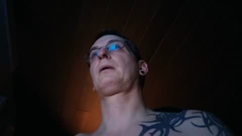 Snapshot of hotbeexxx81 chatting on June 20, 8:22 pm Tom online show from June 20, 8:22 pm