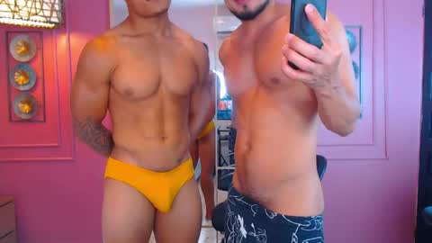 Snapshot of hotcrew_ chatting on May 22, 7:41 pm Hussain aaron and Ekko online show from May 22, 7:41 pm