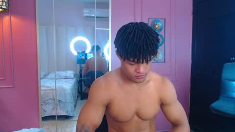 Snapshot of hotcrew_ chatting on June 21, 1:35 pm Hussain aaron and Ekko online show from June 21, 1:35 pm