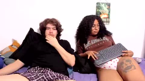 Snapshot of hothoneychile chatting on July 7, 3:53 am Sam and Nico online show from July 7, 3:53 am