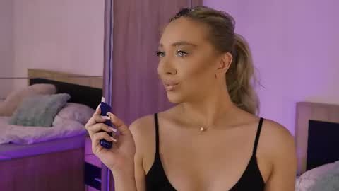 Snapshot of hotjessxx chatting on June 11, 6:33 am Maria online show from June 11, 6:33 am