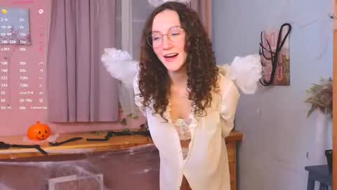 Snapshot of hotlaracroft chatting on October 27, 6:45 pm Allison online show from October 27, 6:45 pm