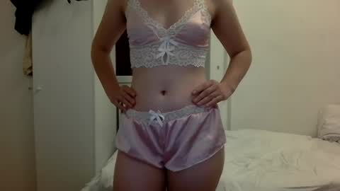Snapshot of hotluna12 chatting on June 20, 2:53 pm hotluna12 online show from June 20, 2:53 pm