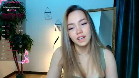 Snapshot of hottease_pvt chatting on December 4, 11:19 am hello Im Eva online show from December 4, 11:19 am