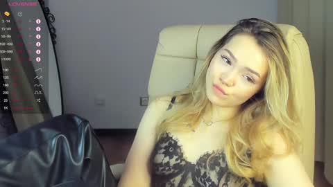 Snapshot of hottease_pvt chatting on January 18, 11:21 am hello Im Eva online show from January 18, 11:21 am