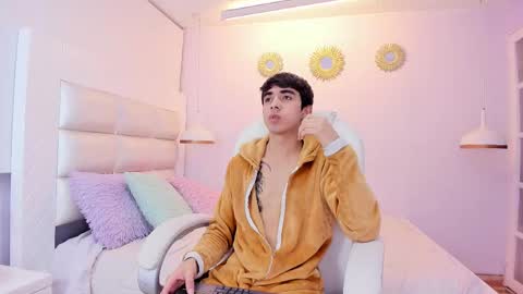 hottiie_guy online show from December 15, 12:09 pm