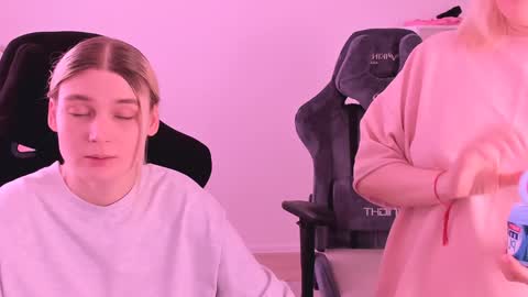 Nessie and Jessie online show from January 4, 12:38 pm