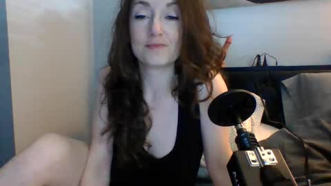 housewifeelle online show from April 23, 8:33 pm