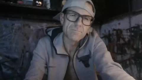 Snapshot of howbowdadareboy33 chatting on November 24, 8:47 am ask me online show from November 24, 8:47 am