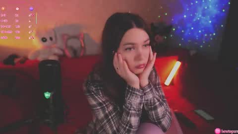 Mia online show from November 6, 5:03 pm