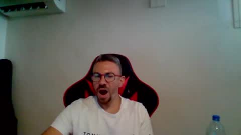 Snapshot of huge__cumshot chatting on July 15, 7:46 am huge__cumshot online show from July 15, 7:46 am