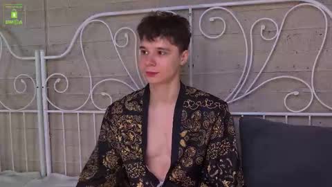 Snapshot of hugebangins_ chatting on December 3, 4:31 am ANTHONY online show from December 3, 4:31 am