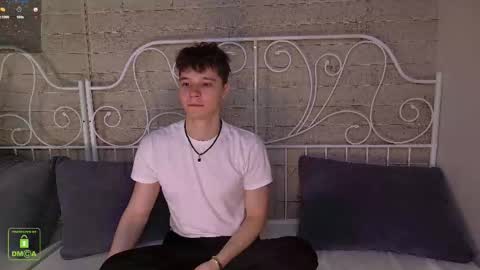 Snapshot of hugebangins_ chatting on December 4, 3:32 pm ANTHONY online show from December 4, 3:32 pm