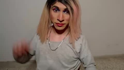 Snapshot of hugedaneska chatting on December 3, 4:53 am Danezka online show from December 3, 4:53 am