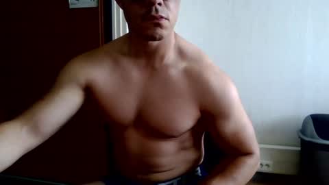 Snapshot of hughjaegg chatting on June 10, 12:04 pm hughjaegg online show from June 10, 12:04 pm