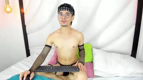 Snapshot of hugo_cooper chatting on February 24, 3:33 am HUGO online show from February 24, 3:33 am