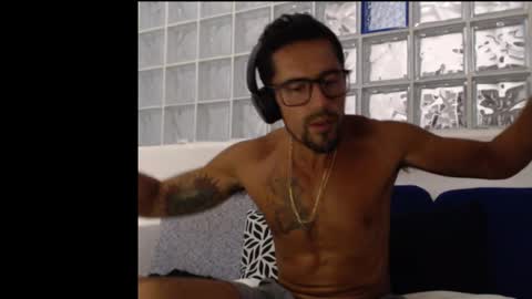 Snapshot of hugoanzola chatting on February 13, 2:56 am Colombian Milkman online show from February 13, 2:56 am